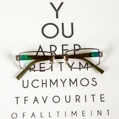 מה ההבדל בין אופטומטריסט לרופא עיניים ואופטיקאי?